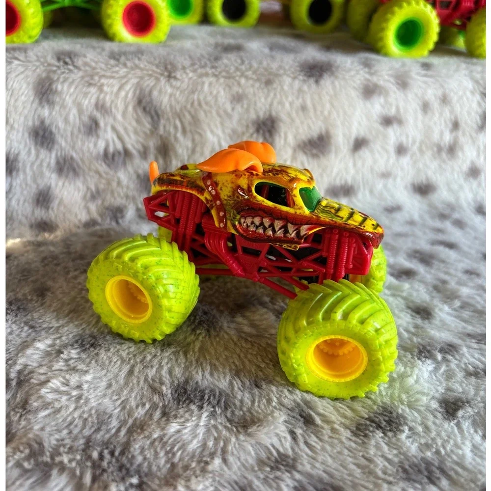 Monster Jam Monster Mutt Rottweiler 1:64 Die-Cast Truck Yellow Green Tires